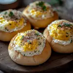 Gef&uuml;llte Fr&uuml;hst&uuml;cksbr&ouml;tchen mit Ei und K&auml;se &ndash; im Ofen gebacken