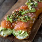 Lachs Avocado Laugenstange mit Topping