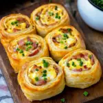 Fr&uuml;hst&uuml;cksrollen mit R&uuml;hrei, K&auml;se und Speck