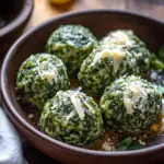 Spinatkn&ouml;del mit Parmesan